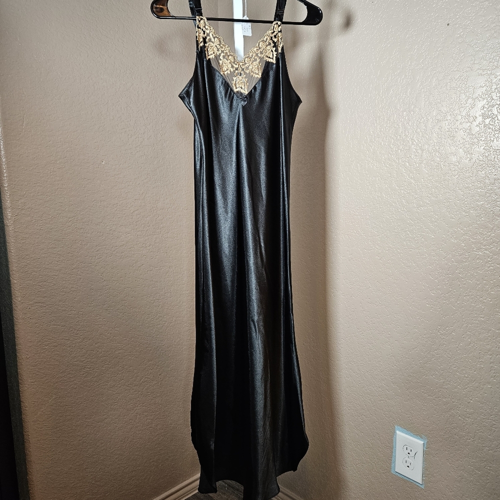 Sleepwear large 20" ptp 51" long